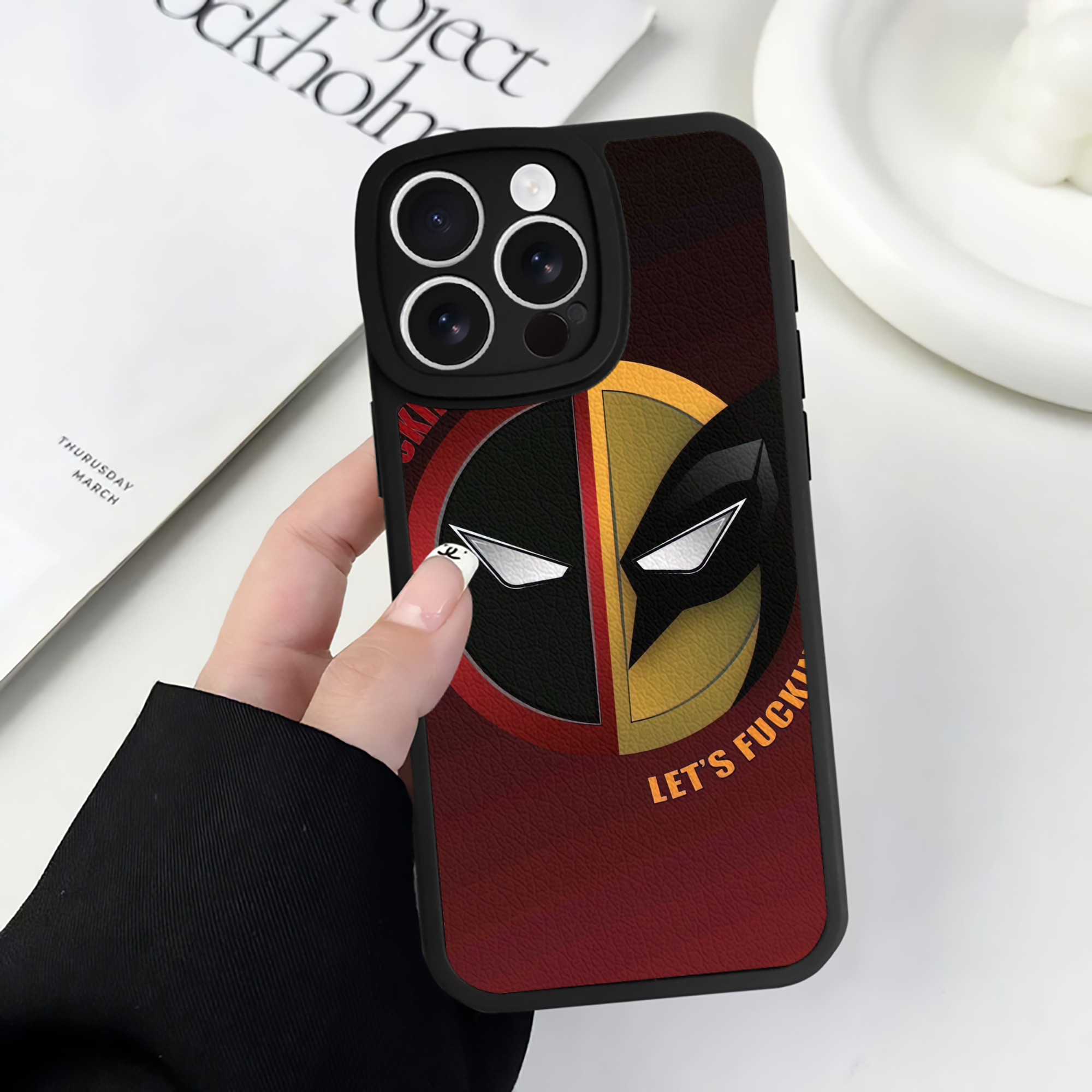 （画像用） Deadpool デッドプール 【iPhone 16シリーズ対応】シリコンスマホケース（レザー調） 材質：シリコン